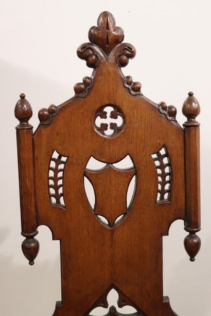 PAIRE DE CHAISES en chêne clair sculpté de...