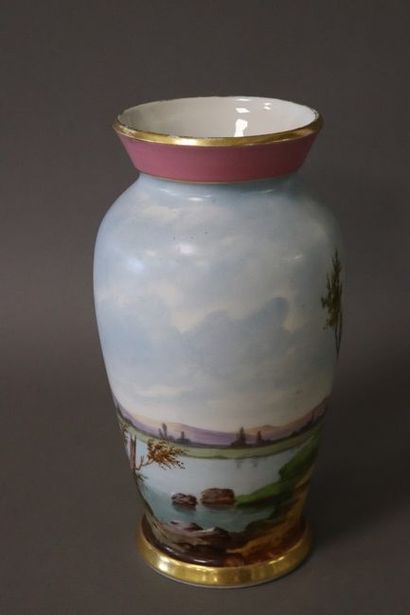 PARIS

GRAND VASE en porcelaine polychrome...