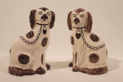 PAIRE DE CHIENS en faïence Staffordshire...