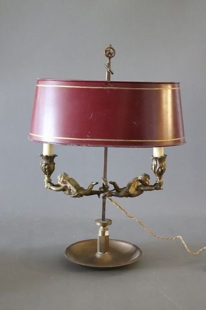 LAMPE BOUILLOTE en bronze et laiton, l'abat-jour...