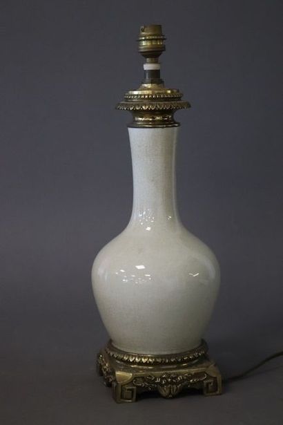 LAMPE formée d'un vase à haut col en porcelaine...
