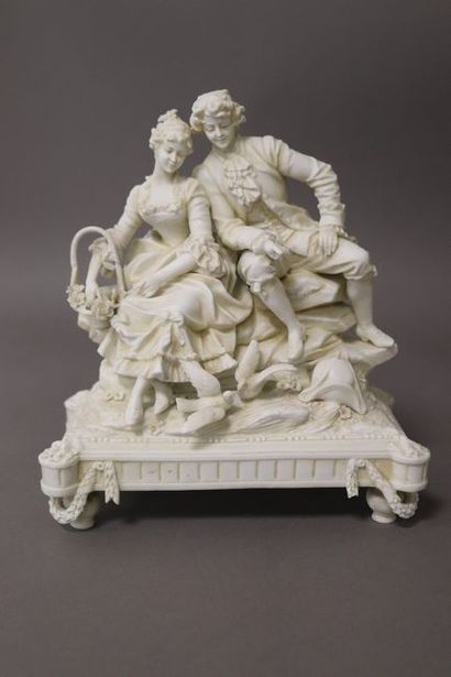 GROUPE en porcelaine représentant un couple...