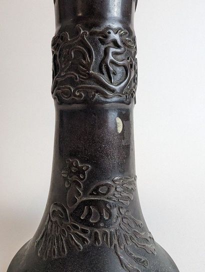 JAPON, XIXe siècle
VASE cornet en bronze...