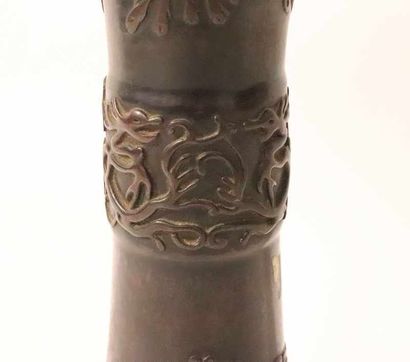 JAPON, XIXe siècle
VASE cornet en bronze...