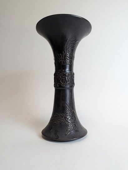 JAPON, XIXe siècle
VASE cornet en bronze...