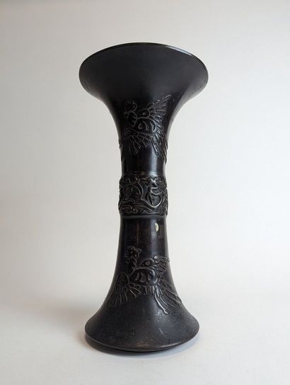 JAPON, XIXe siècle
VASE cornet en bronze...