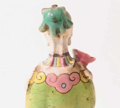 STATUETTE de geisha tenant un sceptre en...