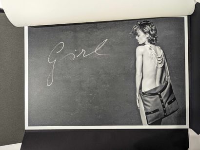 CHANEL 
COFFRET (3 GIRLS, 3 BAGS) comprenant...