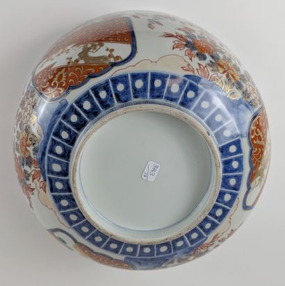 JAPAN, 18th century
LARGE ENAMELLED PORCELAIN...