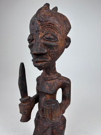 SET OF THREE AFRICAN-STYLE STATUETTES
Wood...