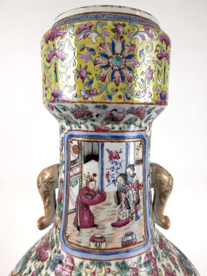 CHINA, Canton, late 19th century
Baluster-shaped...