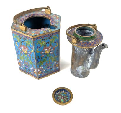 CHINA, 20th century
Hexagonal teapot in cloisonné...