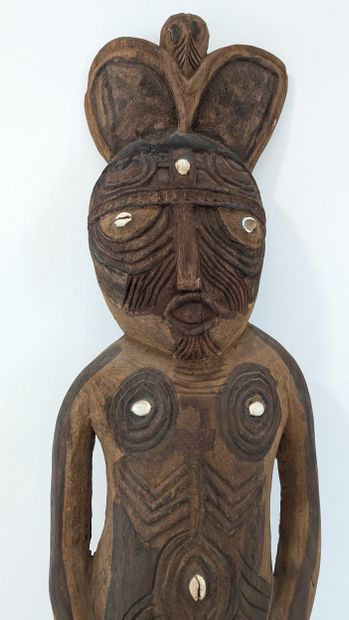 Oceania-style STATUE
Wood with brown and...