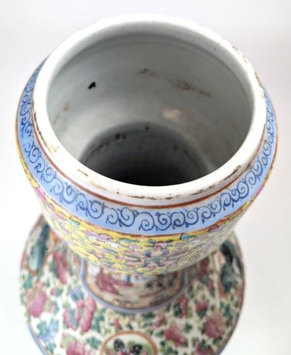 CHINA, Canton, late 19th century
Baluster-shaped...