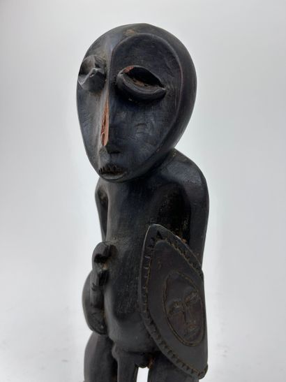 SET OF THREE AFRICAN-STYLE SCULPTED OBJECTS
Wood...
