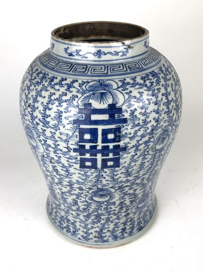 CHINA, 20th century
Baluster vase made of...