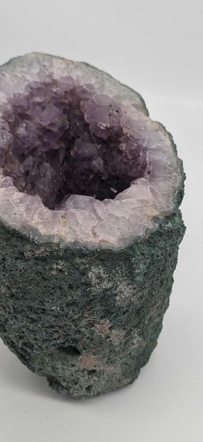 Amethyst geode. 
Length: 15 cm. Diameter:...