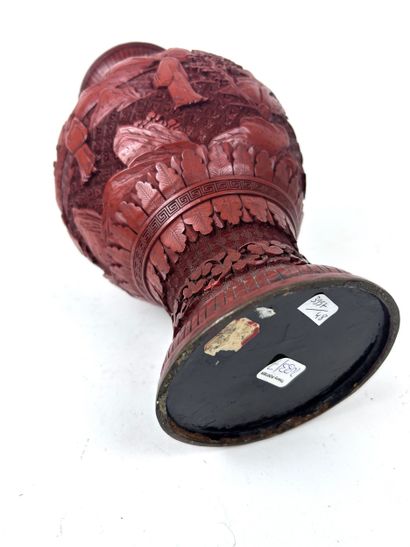CHINA, 19th century
Baluster-shaped vase...