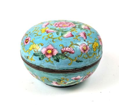 CHINA, mid-20th century
Round lidded box...