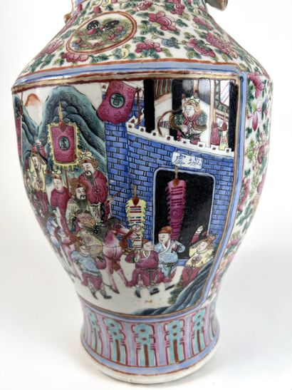 CHINA, Canton, late 19th century
Baluster-shaped...