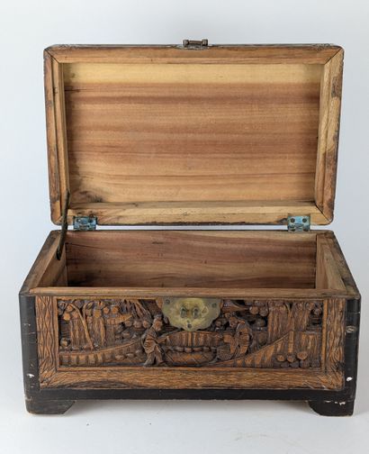 CHINA, 20th century
SMALL COFFRET with flat...