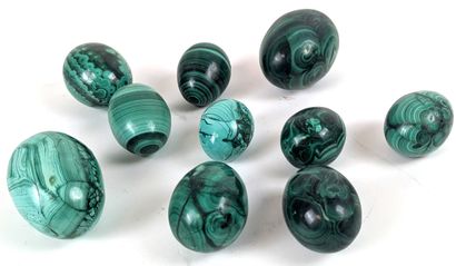 TEN MALACHITE EGGS.
Length: 6 cm