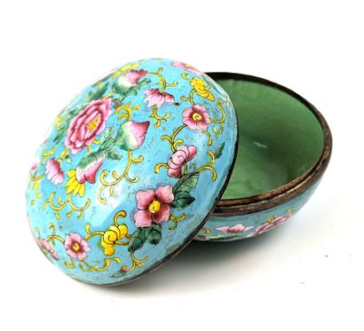 CHINA, mid-20th century
Round lidded box...
