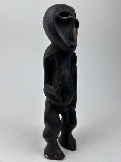 SET OF THREE AFRICAN-STYLE SCULPTED OBJECTS
Wood...