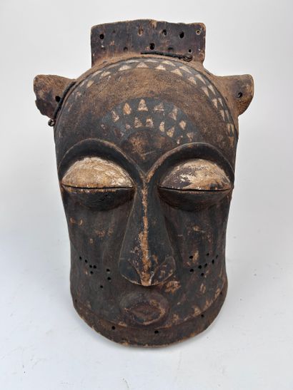 SET OF THREE AFRICAN-STYLE MASKS
Medium-hard...