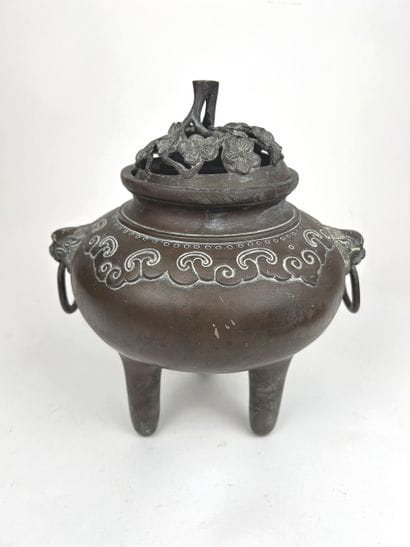 SOUTH CHINA–VIETNAM, ca. 1900
Bronze tripod...