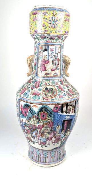 CHINA, Canton, late 19th century
Baluster-shaped...