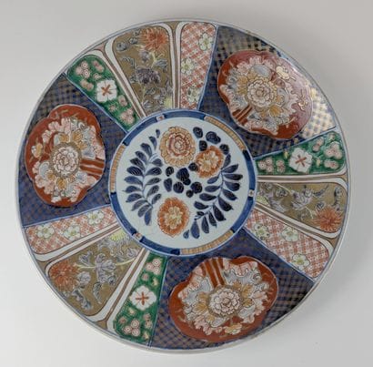 JAPAN, 20th century
Enameled porcelain PLAT...
