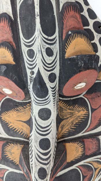 Papua New Guinea-style MASK
Wood with a brown...