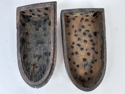 SET OF TWO MASKS and ONE AFRICAN-STYLE BOX
Wood...