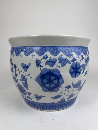 ASIA 
ROUND PORCELAIN VASE in white porcelain,...