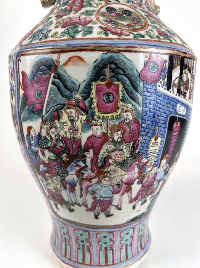 CHINA, Canton, late 19th century
Baluster-shaped...