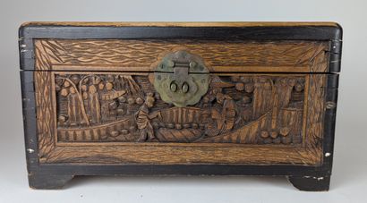 CHINA, 20th century
SMALL COFFRET with flat...