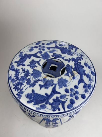 CHINA, modern
STOOL-SHAPED SEAT made of white...