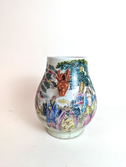 CHINA, early 20th century 
Porcelain baluster...
