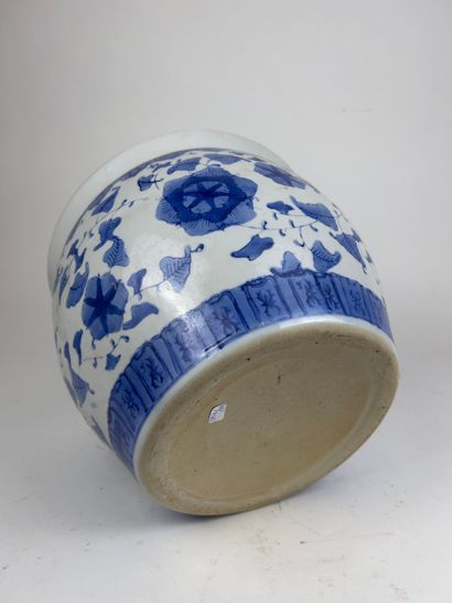 ASIA 
ROUND PORCELAIN VASE in white porcelain,...