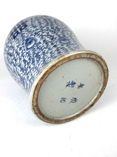 CHINA, 20th century
Baluster vase made of...