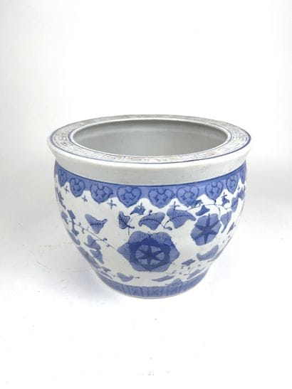 ASIA 
ROUND PORCELAIN VASE in white porcelain,...