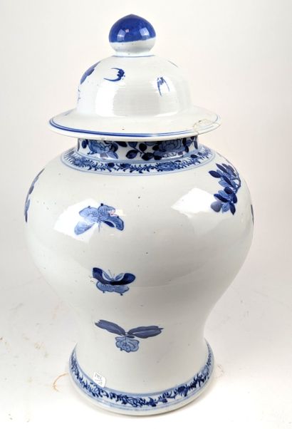 CHINA, late 18th century
Baluster-shaped...