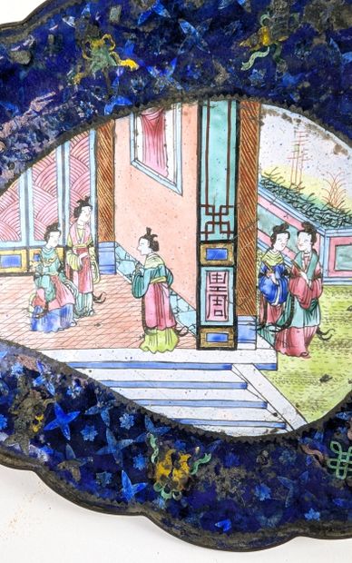 CHINA, 20th century
Lotus-flower-shaped enameled...