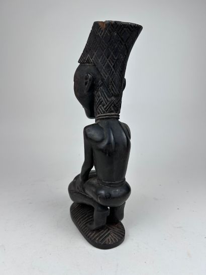 SET OF THREE AFRICAN-STYLE STATUETTES
Wood...