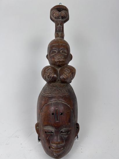 SET OF THREE AFRICAN-STYLE SCULPTED OBJECTS
Wood...