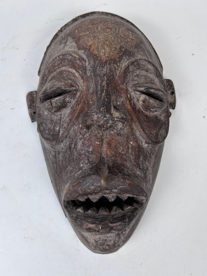 SET OF TWO MASKS and ONE AFRICAN-STYLE BOX
Wood...