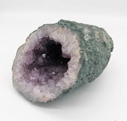 Amethyst geode. 
Length: 15 cm. Diameter:...