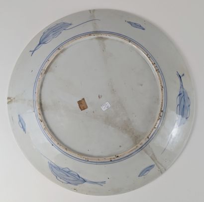 JAPAN, 20th century
Enameled porcelain PLAT...