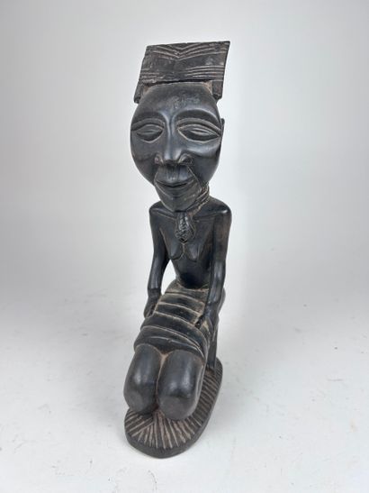 SET OF THREE AFRICAN-STYLE STATUETTES
Wood...